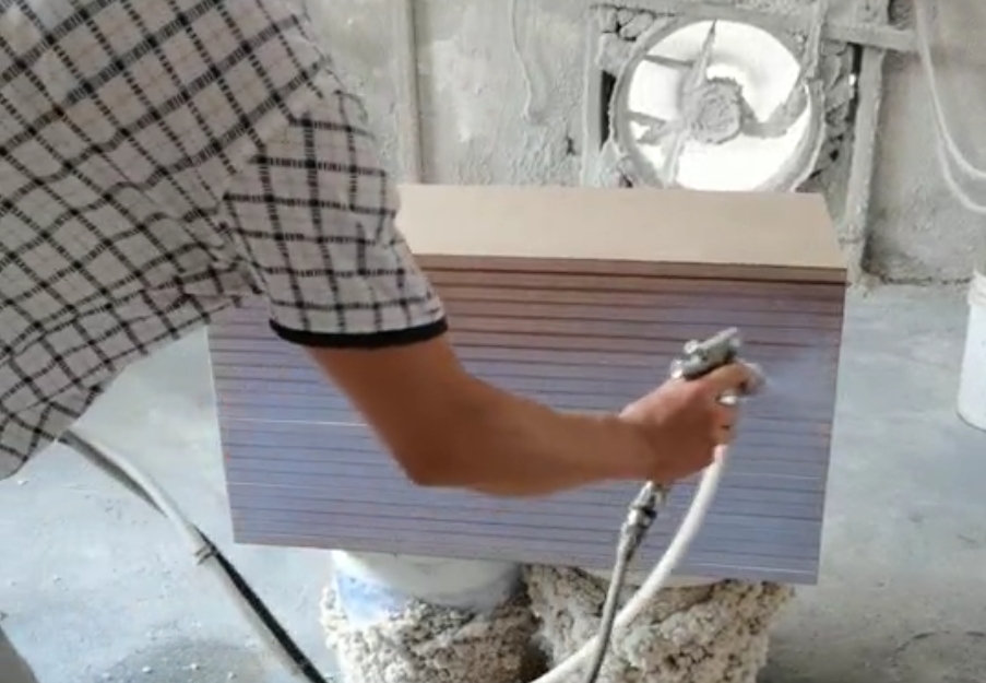 Vacuum membrane wrapping glue spraying process