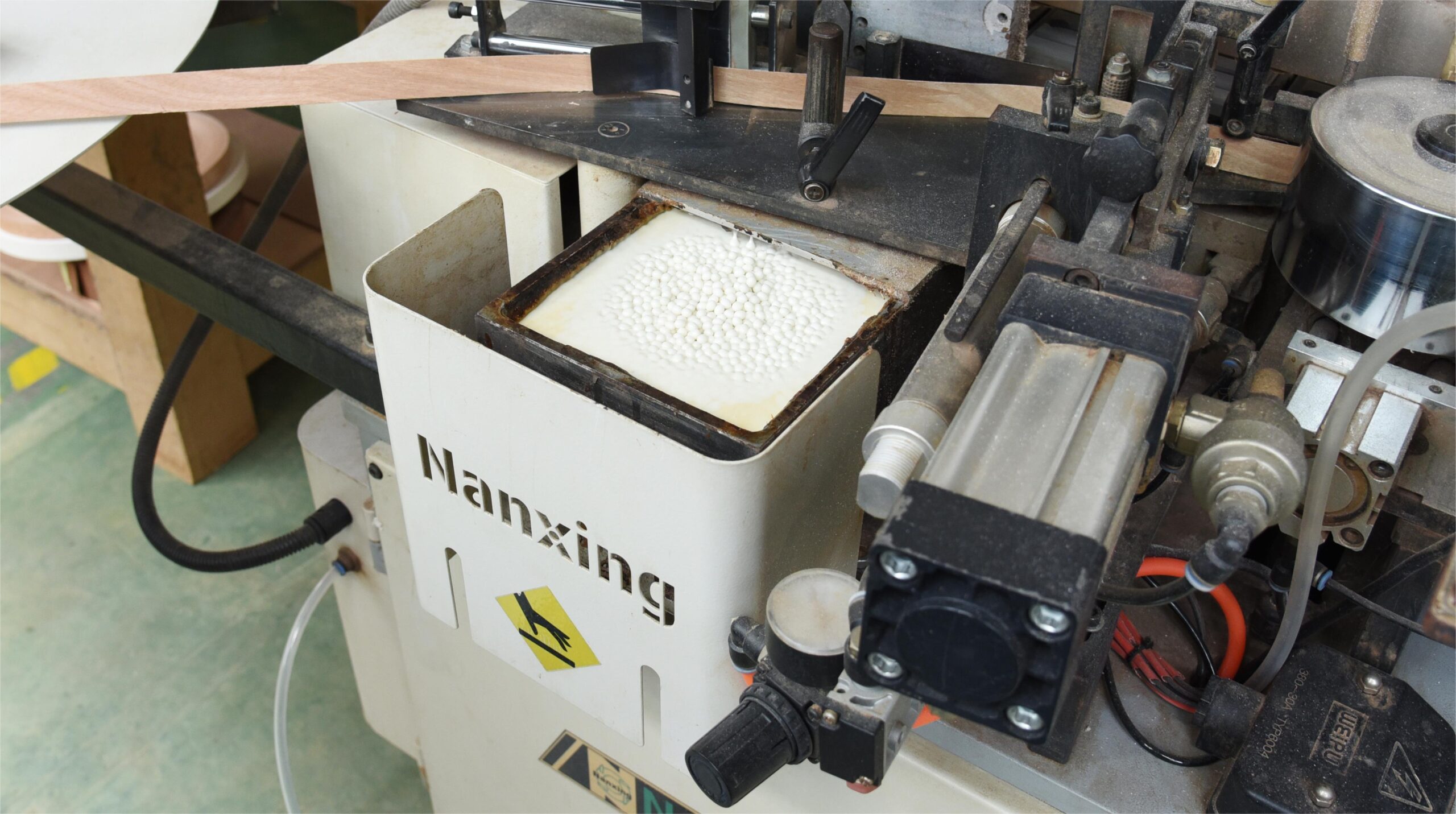 Hot melt adhesive for edge banding